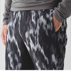 Lululemon Mens Large 9" Surge Shorts Gray White Tie Dye Print Athletic Running